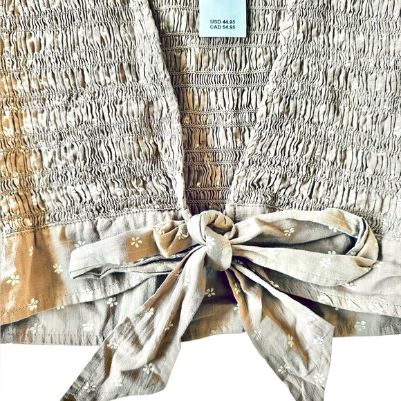 AMERICAN EAGLE tan w/white flowers smocked flutter sleeve tie front top M - NWT! - Picture 4 of 5